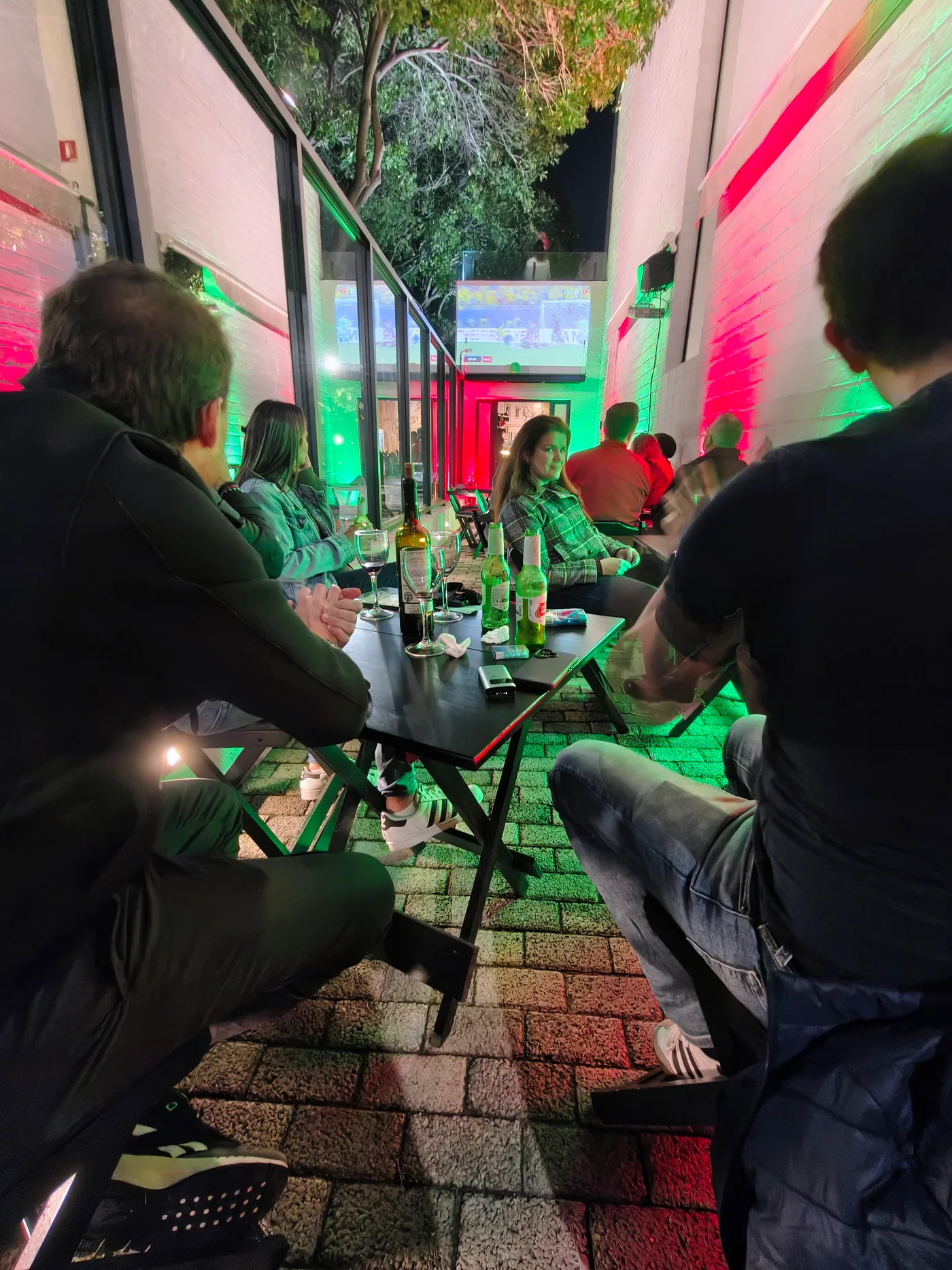 Público acompanha a transmissão ao vivo na área externa