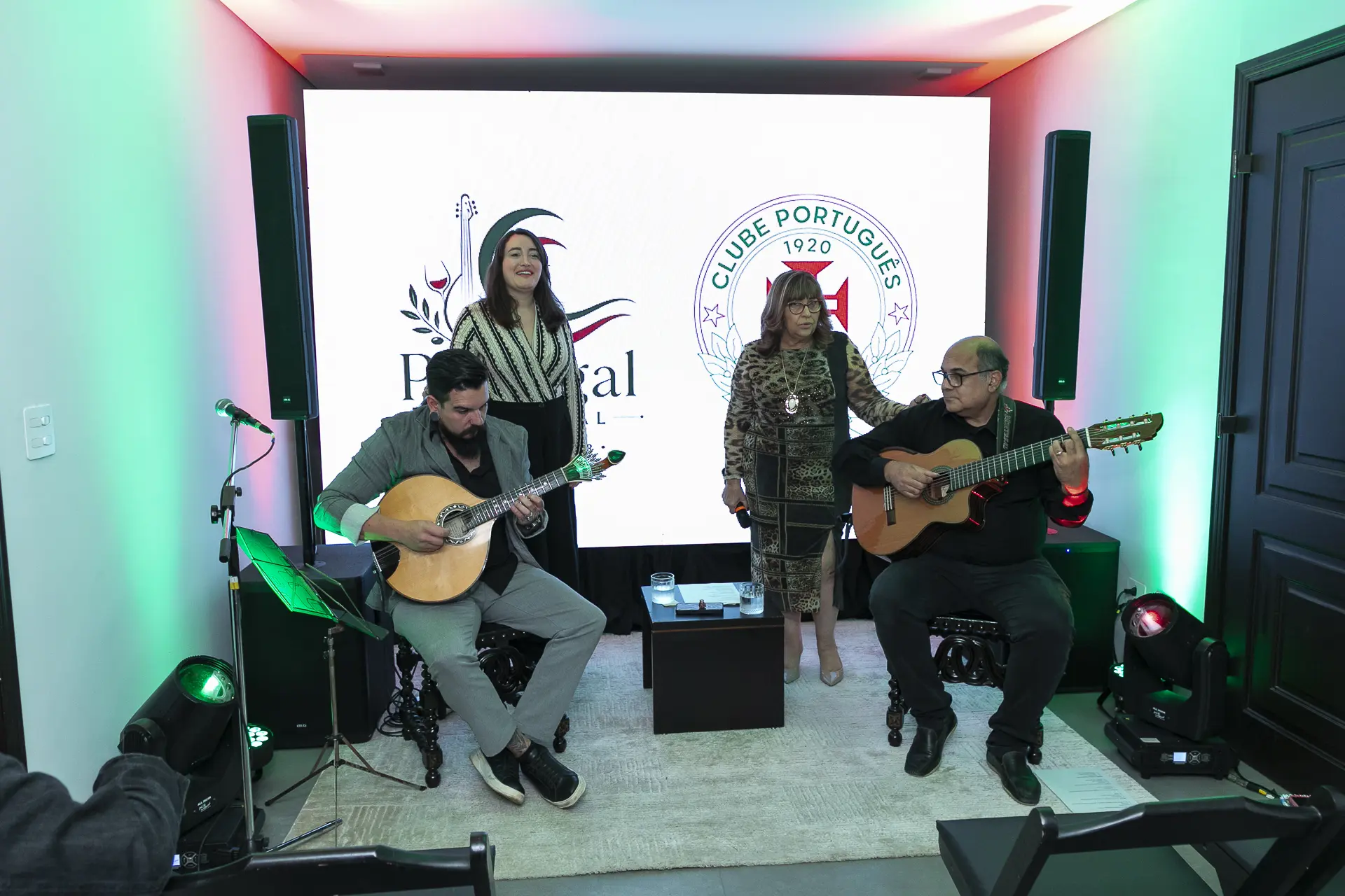 Apresentação musical na Sala Portugália