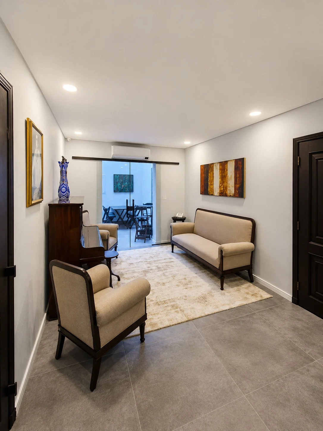Ambiente de convivência da Sala Portugália com mobiliário e piano