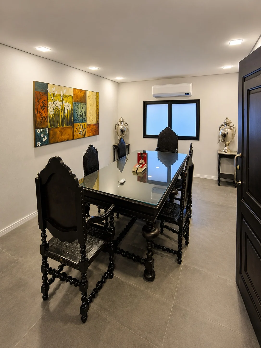Sala Portugália preparada para reuniões ao redor da mesa histórica do Clube